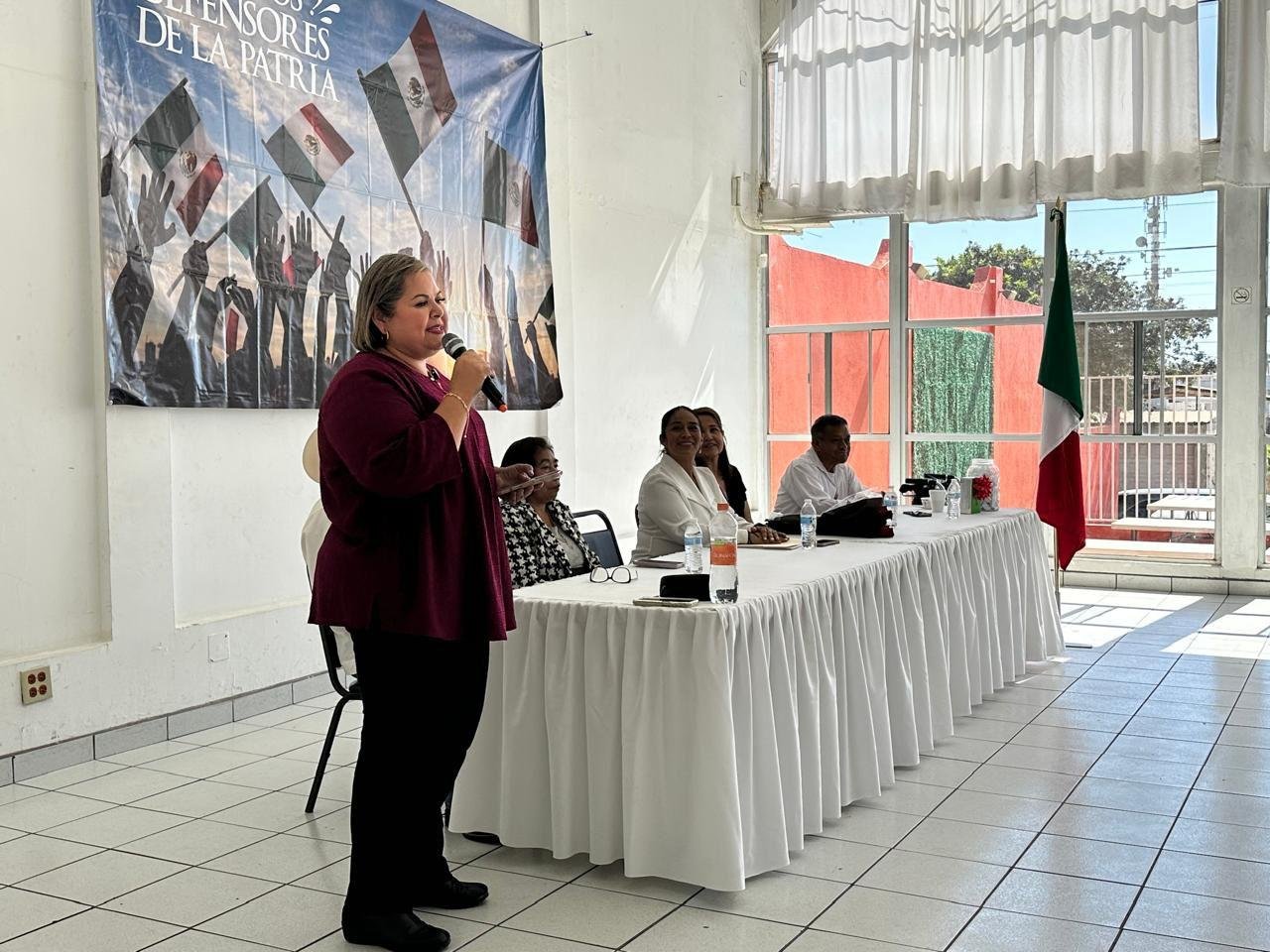 Evangelina Moreno Guerra dialoga con integrantes del Comité Amigos Defensores de la Patria en Ensenada